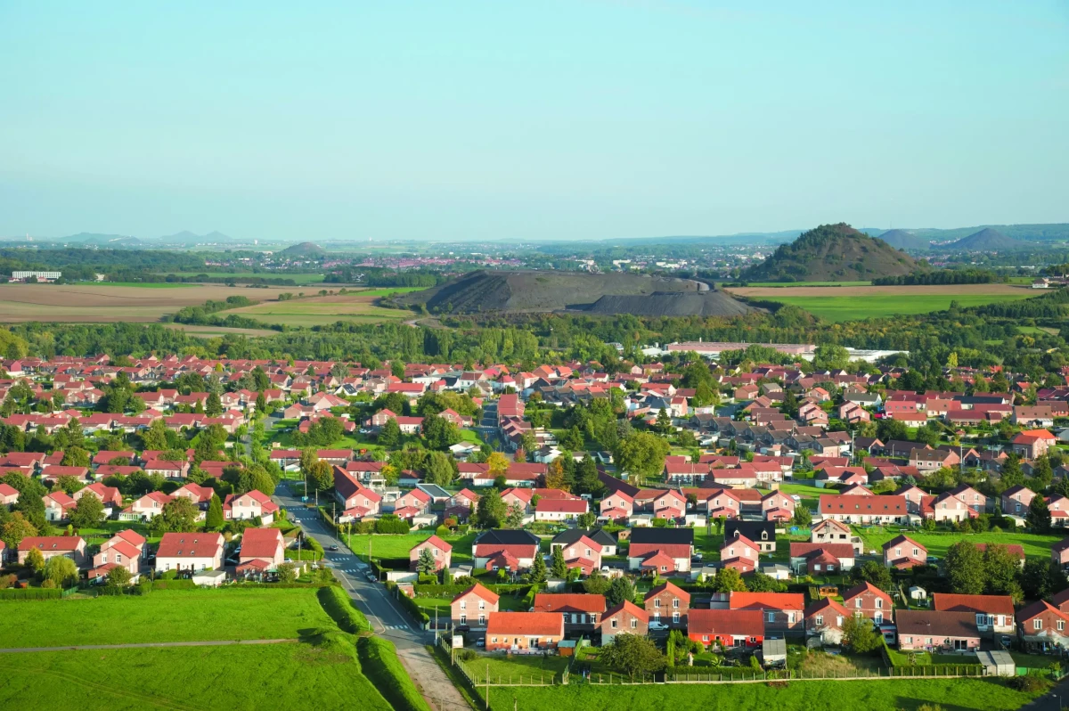 vue-sur-les-terrils-du-bruaysis-et-du-lensois-depuis-le-sommet-du-terril-14-d-auchel-2017-c-mission-bassin-minier